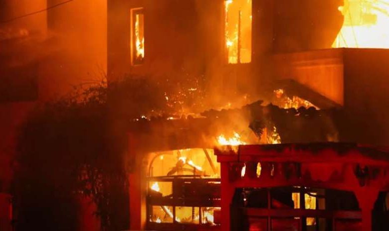 कैलिफोर्निया के लास एंजिलिस में आग की लपटें बढ़ीं, एक हजार इमारतें हुईं खाक 1 कैलिफोर्निया के लास एंजिलिस में आग की लपटें बढ़ीं एक