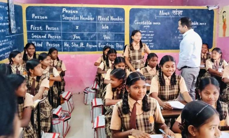 दो शिक्षकों को नोटिस दो निलंबित