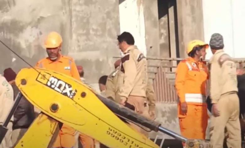 बुराड़ी के कौशिक एन्क्लेव में एनडीआरएफ और दमकल टीम ने