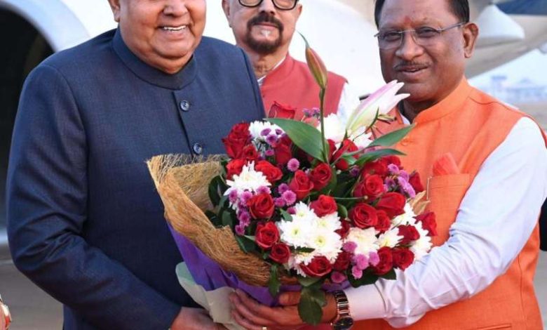 भारत के उपराष्ट्रपति जगदीप धनखड़ के रायपुर आगमन पर राज्यपाल रमेन डेका और मुख्यमंत्री विष्णुदेव साय ने किया आत्मीय स्वागत 1 भारत के उपराष्ट्रपति जगदीप धनखड़ के रायपुर आगमन पर राज्यपाल