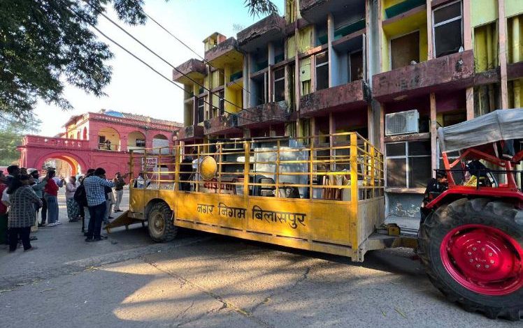 मिशन अस्पताल में अवैध रूप से चल रही दवा दुकान से सामान जब्त 1 मिशन अस्पताल में अवैध रूप से चल रही दवा दुकान