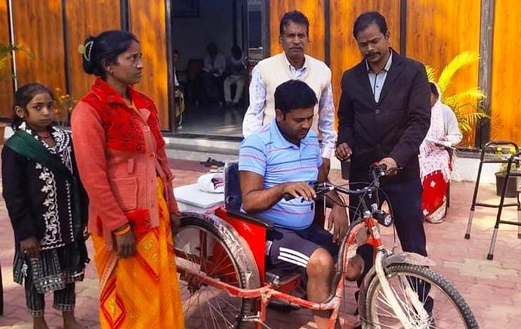 मुख्यमंत्री कैंप कार्यालय से मिली बैटरी चलित ट्रायसायकल 1 मुख्यमंत्री कैंप कार्यालय से मिली बैटरी चलित ट्रायसायकल