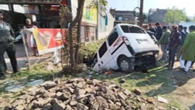 सड़क हादसा तेज रफ्तार कार ने ऑटो को मारी टक्कर