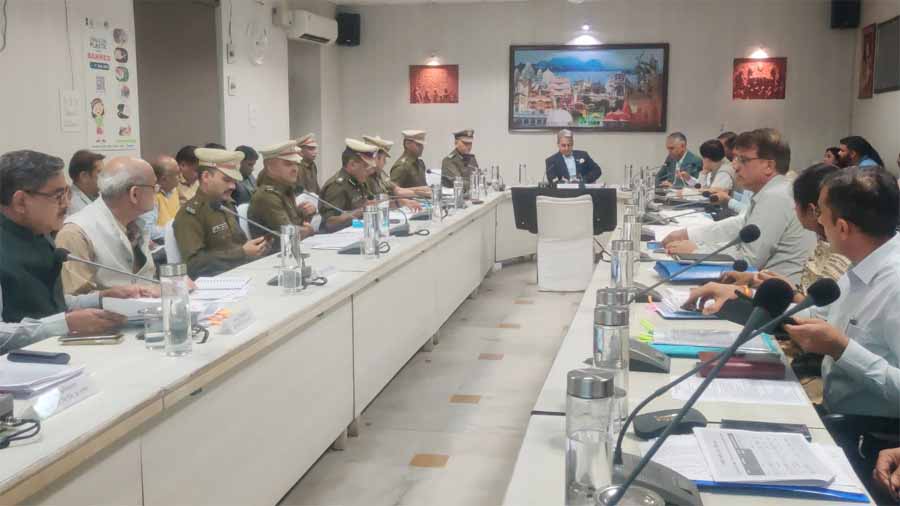 अधिकारी संवेदनशील होकर करें काम आमजन को दें राहत