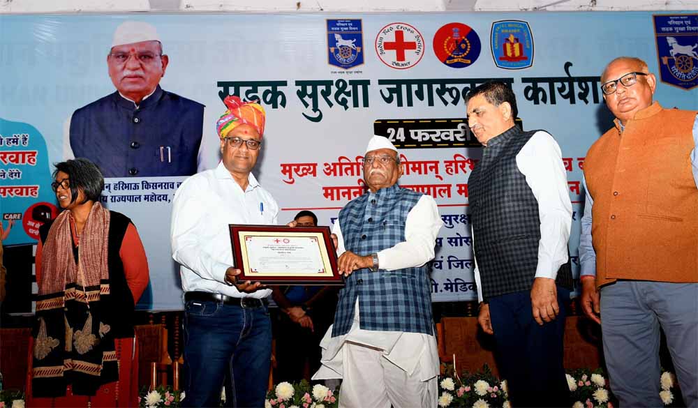 इंडियन रेडक्रॉस सोसायटी और पुलिस विभाग नने की सड़क सुरक्षा