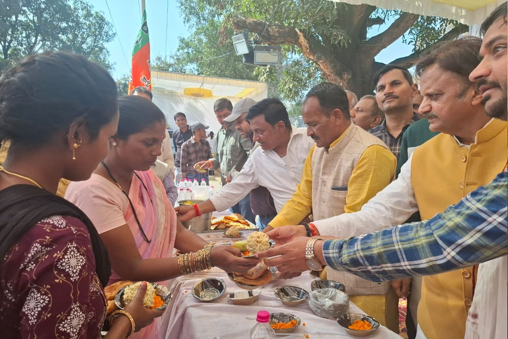 उप मुख्यमंत्री शुक्ल ने महाकुंभ तीर्थ यात्रियों को भोजन और