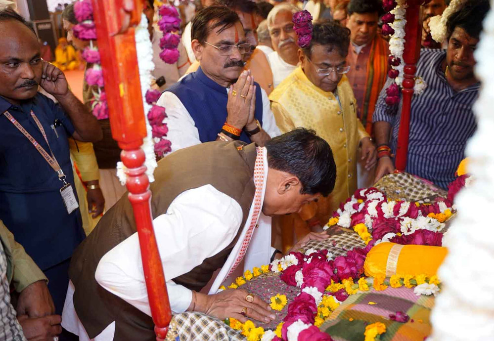 कराह धाम आश्रम की हजारों गौ माताओं से समुचे ब्रहमांड की