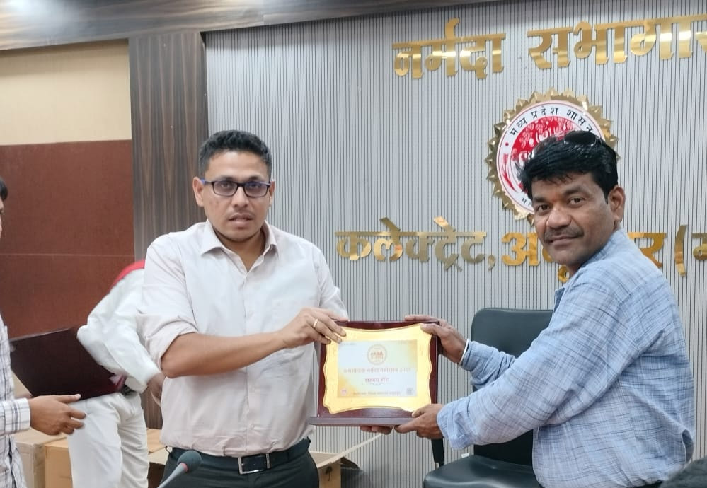 कलेक्टर श्री हर्षल पंचोली द्वारा पत्रकार डल्लू कुमार सोनी को