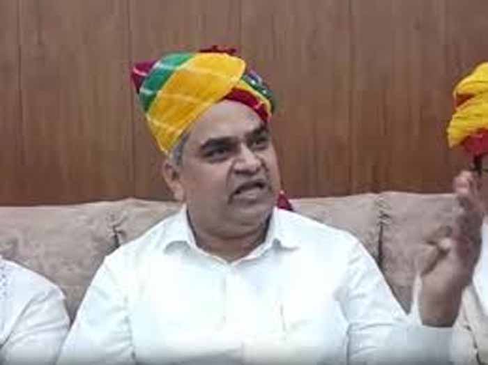 किसानों और लघु उद्यमियों को सहकारी भूमि विकास बैंकों के