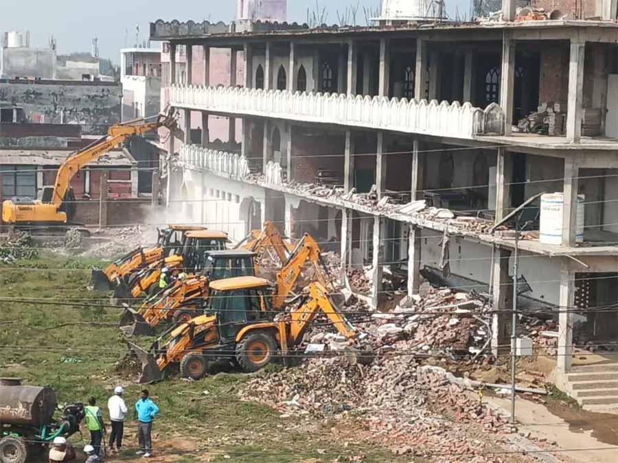 कुशीनगर में बुलडोजर ऐक्शन, मदनी मस्जिद के नाम पर कब्जाई जमीन कराई खाली 6 कुशीनगर में बुलडोजर ऐक्x200dशन मदनी मस्जिद के नाम पर