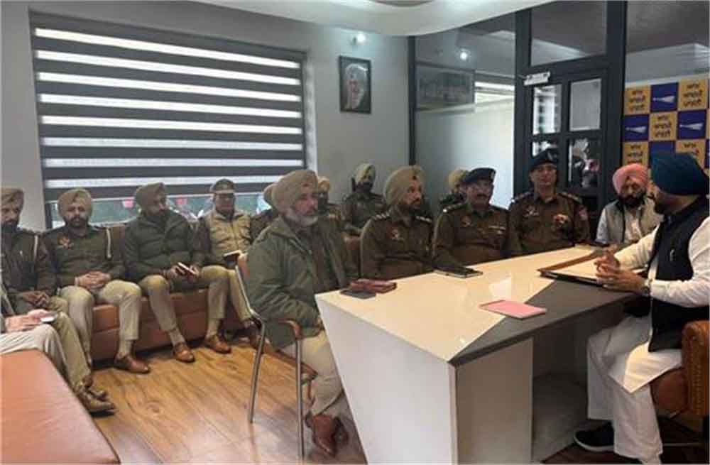 कैबिनेट मंत्री हरदीप सिंह मुंडियां ने ACP और SHO के