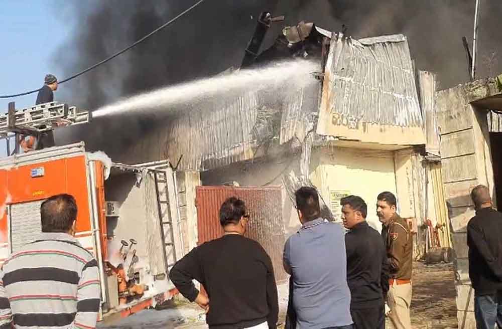 गन्नौर के रामनगर पिपलीखेड़ा रोड पर फैक्ट्री में लगी भीषण कई