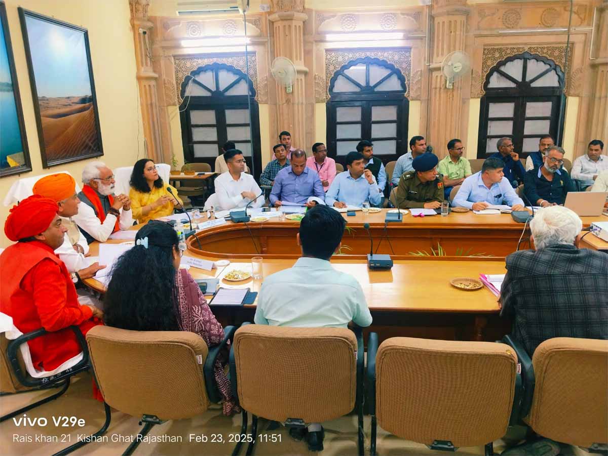 जयपुर में प्रभारी मंत्री बिश्नोई ने ली जिला अधिकारियों की