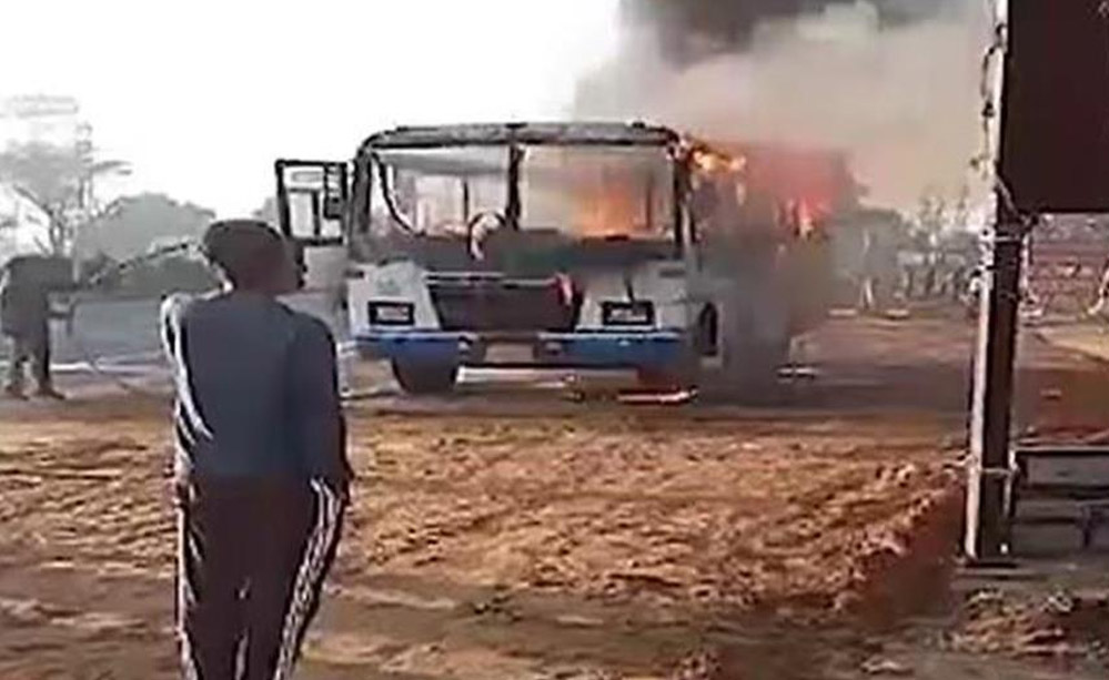 जयपुर में रोडवेज की बस में लगी आग, 50 यात्रियों ने कूदकर बचाई जान 6 जयपुर में रोडवेज की बस में लगी आग 50 यात्रियों