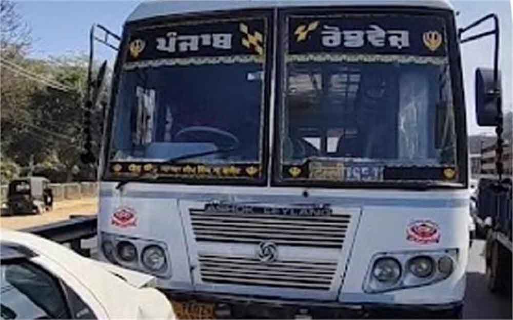 जालंधर के बीएसएफ चौक के निकट दो बसों और एक