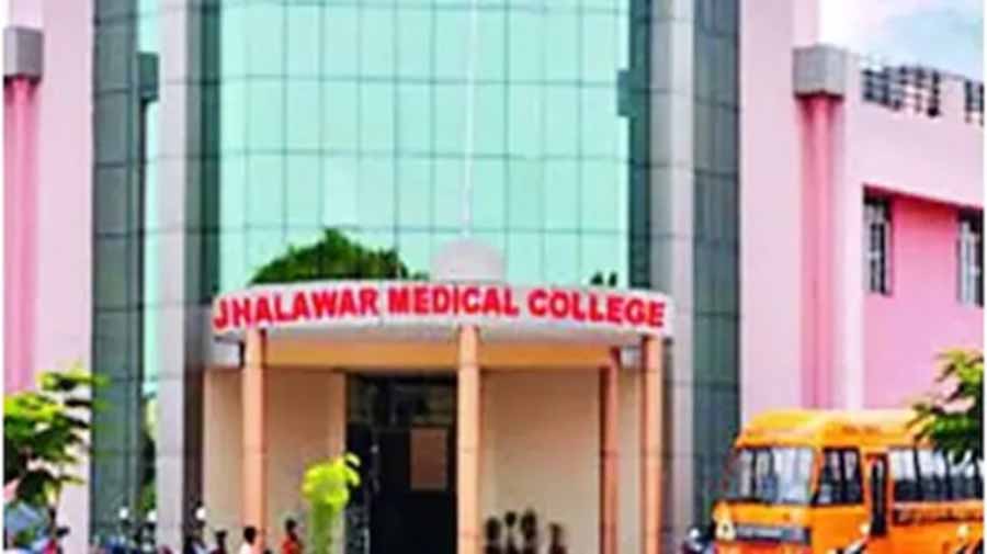 झालावाड़ मेडिकल कॉलेज में इंटर्नशिप कर रहे सात डॉक्टरों ने