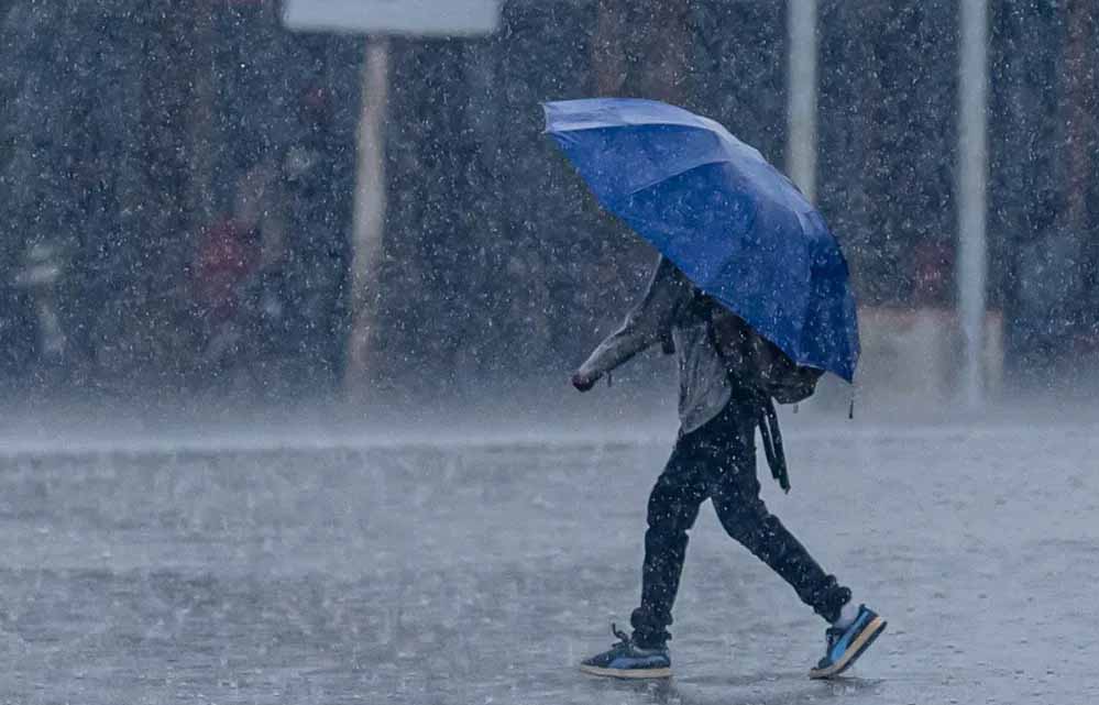 ठंड से राहत मगर लौटी बारिश हिमाचल में बर्फबारी हुई