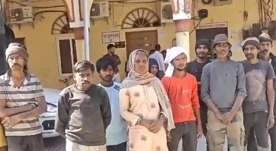 डंपिंग यार्ड में कचरा बीनने वालों ने जमादार और गार्ड