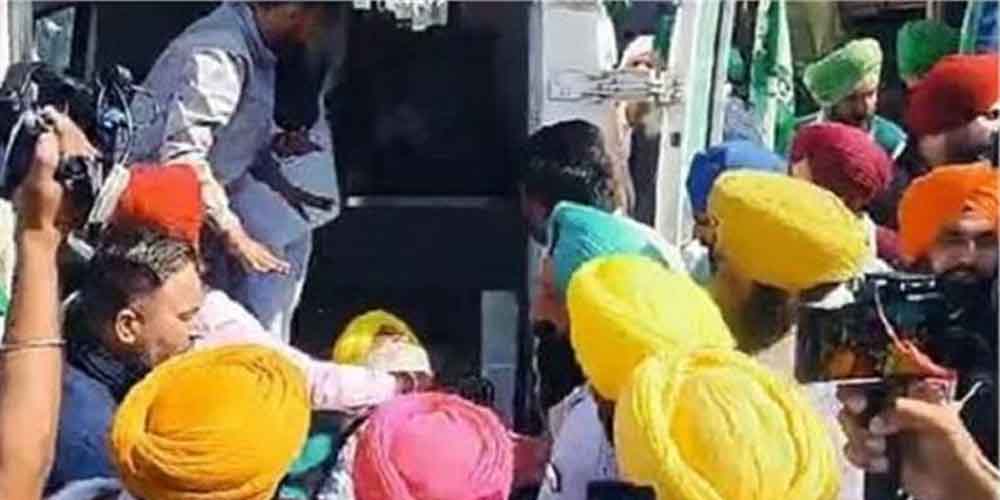 ढाबी गुजरां बॉर्डर पर किसान महापंचायत के दौरान मचा हड़कंप, घटना देख मची भगदड़ 6 ढाबी गुजरां बॉर्डर पर किसान महापंचायत के दौरान मचा हड़कंप