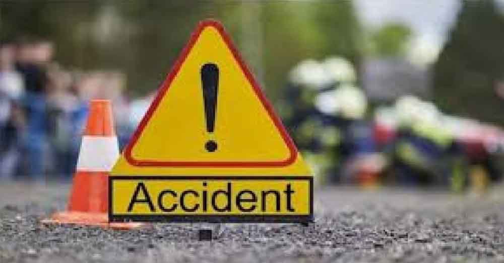 तेज रफ्तार डंपर की चपेट में आने से महिला और