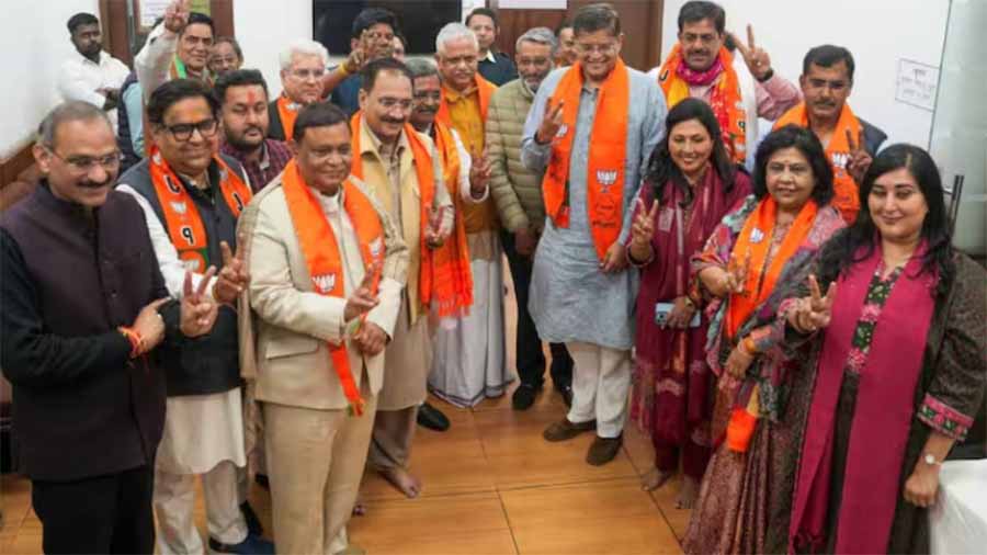 दिल्ली में प्रचंड जीत के बाद आला नेताओं ने नवनिर्वाचित