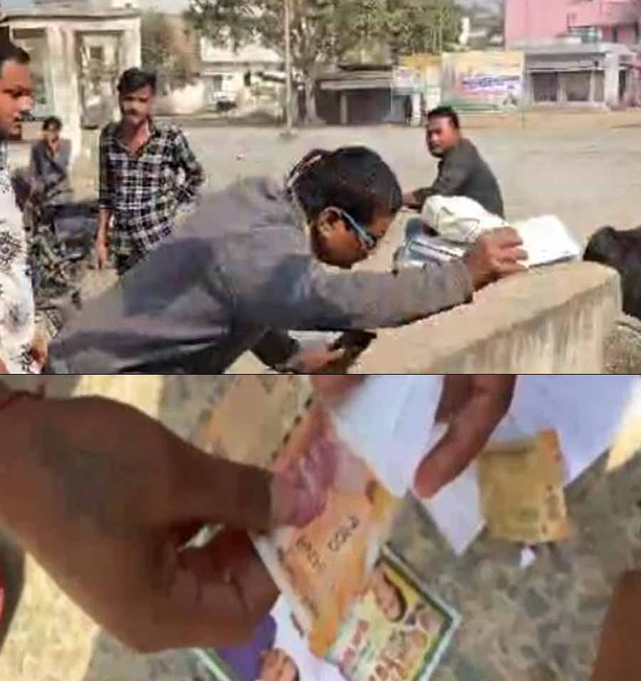 निर्दलीय प्रत्याशी ने भाजपा प्रत्याशी को पैसा बांटते रहे हाथ
