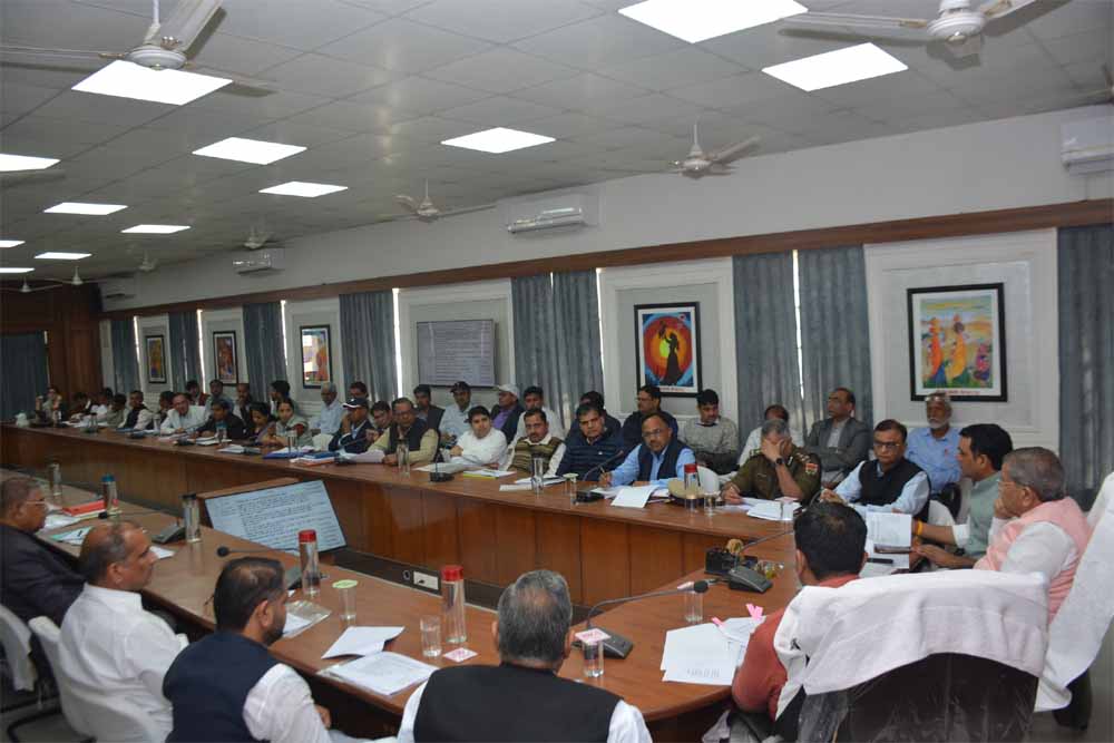 प्रभारी मंत्री ने बजट घोषणाओं को लेकर जिला स्तरीय अधिकारियों