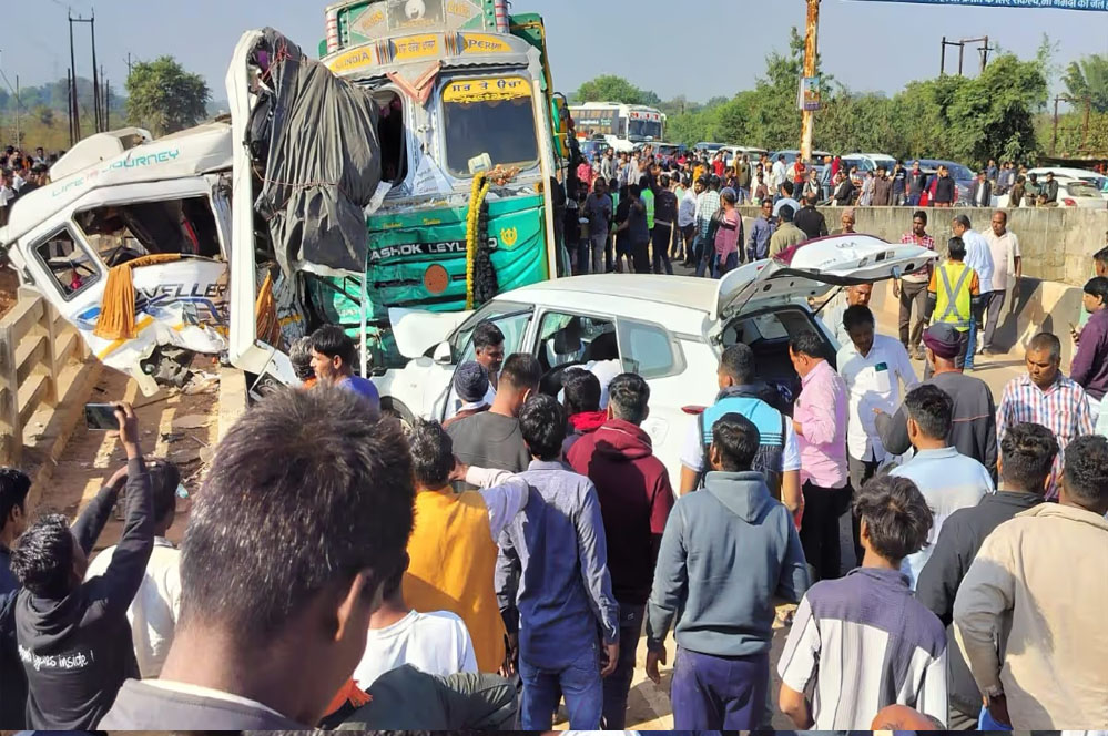 प्रयागराज महाकुंभ से लौट रही ट्रैवलर को ट्रक ने मारी