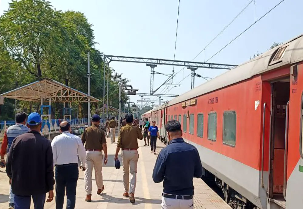 बीना में कामायनी एक्सप्रेस में बम की सूचना, खाली कराया गया रेलवे स्टेशन 6 बीना में कामायनी एक्सप्रेस में बम की सूचना खाली कराया