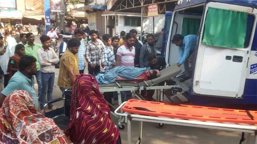 बेंगलुरू से प्रयागराज जा रही श्रद्धालुओं की ट्रेवलर टकराई मिनी