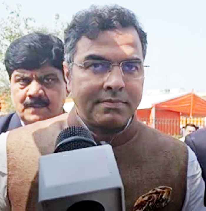 मंत्री पद की शपथ लेने के बाद प्रवेश वर्मा ने