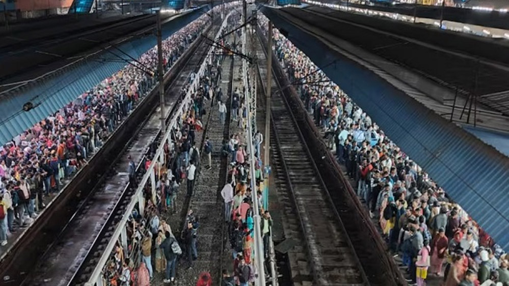 महाकुंभ में श्रद्धालुओं का जनसैलाब संगम रेलवे स्टेशन अब 28