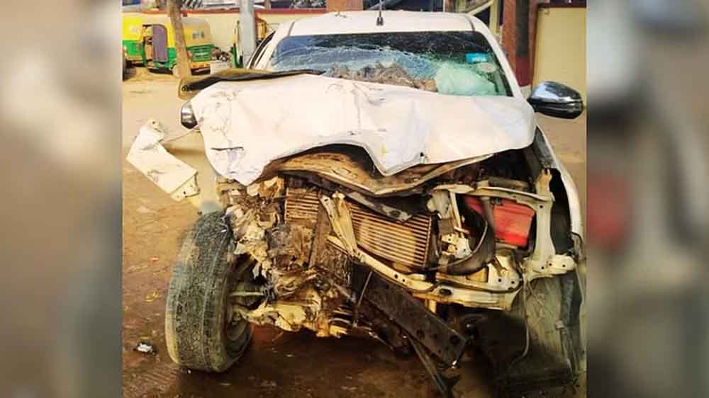 महाकुंभ स्नान कर वापस लौट रहे श्रद्धालुओं की कार खड़ी
