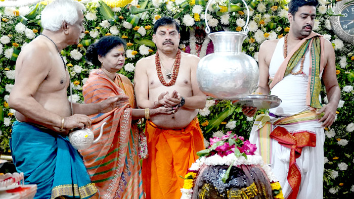 मुख्यमंत्री डॉ.मोहन यादव ने सपत्निक महाशिवरात्रि पर महाकाल मंदिर में नंदी पूजन किया 6 मुख्यमंत्री डॉमोहन यादव ने सपत्निक महाशिवरात्रि पर महाकाल मंदिर में