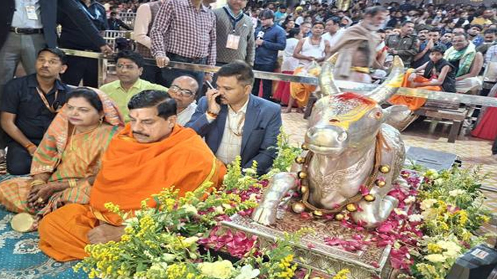 मुख्यमंत्री डॉ यादव ने महाशिवरात्रि पर सपत्नीक भगवान महाकाल की