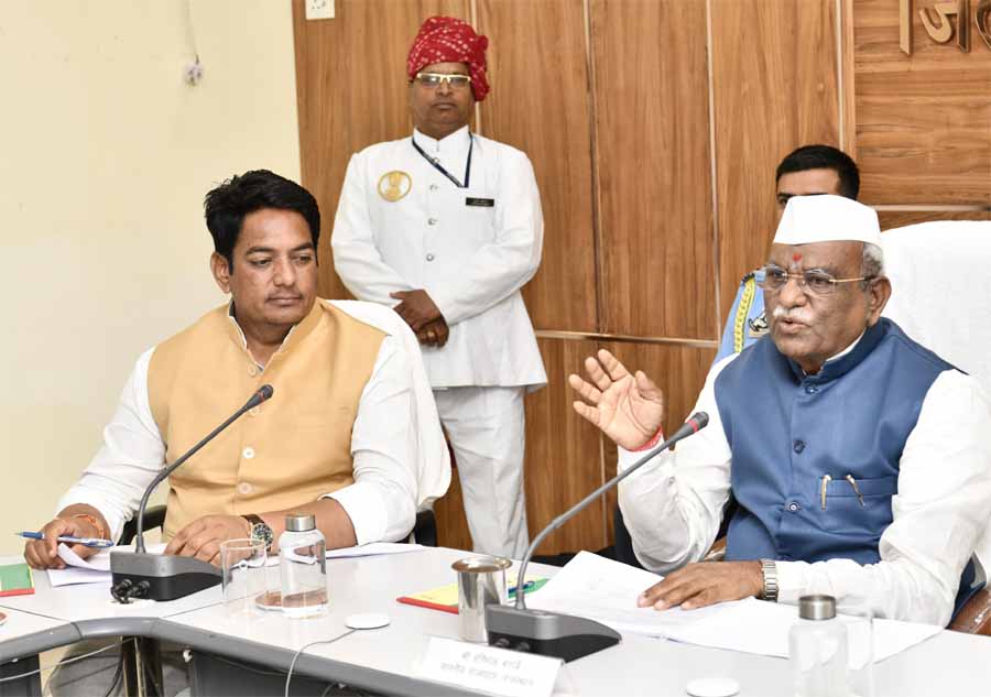 राज्यपाल ने झुंझुनूं में ली जिला स्तरीय अधिकारियों की बैठक