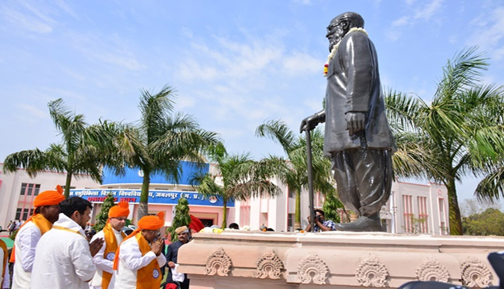 राज्यपाल पटेल ने दीक्षा समारोह में किया संबोधित, छात्रों को स्वर्ण पदक से नवाजा गया, पीएचडी की उपाधि दी 6 राज्यपाल पटेल ने दीक्षा समारोह में किया संबोधित छात्रों को