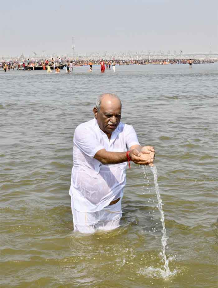 राज्यपाल बागडे ने महाकुंभ त्रिवेणी संगम में डुबकी लगाई पवित्र