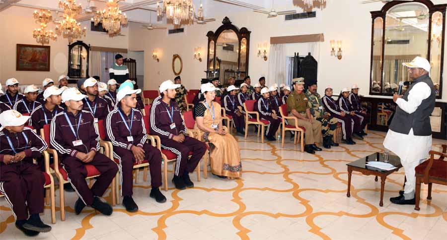 राज्यपाल श्री बागडे से भारत दर्शन यात्रा पर आए विद्यार्थी