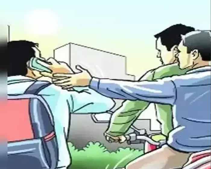 राहगीरों से मोबाइल और पैसे छीनने वाले दो युवकों भीड़