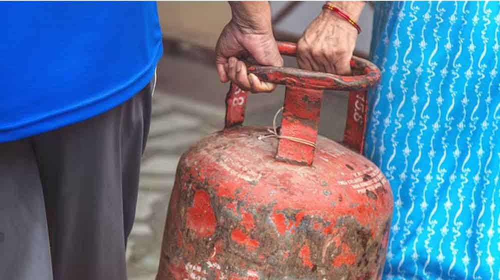 रेखा गुप्ता सरकार होली दिवाली पर मुफ्त बाकी 10 सिलेंडर 500