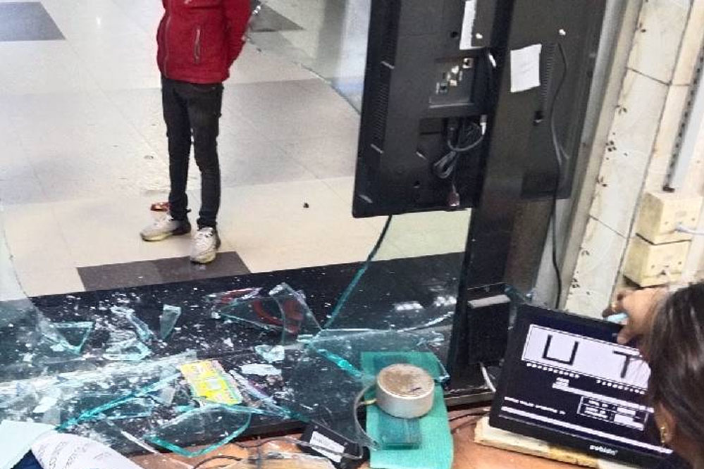 रेलवे स्टेशन पर विक्षिप्त युवक ने किया हंगामा टिकट काउंटर