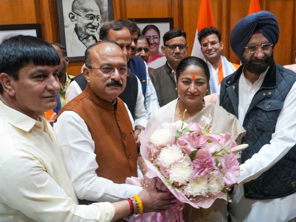 विधानसभा में आंबेडकर और भगत सिंह की तस्वीर हटाने पर