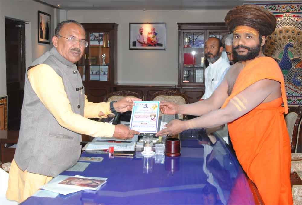 विधान सभा अध्x200dयक्ष से कानपुर के संत पीठाधीश्x200dवर ने की