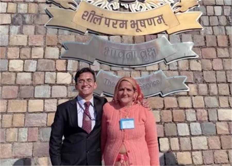 सोशल मीडिया पर वायरल हो रही IAS बने लड़के की