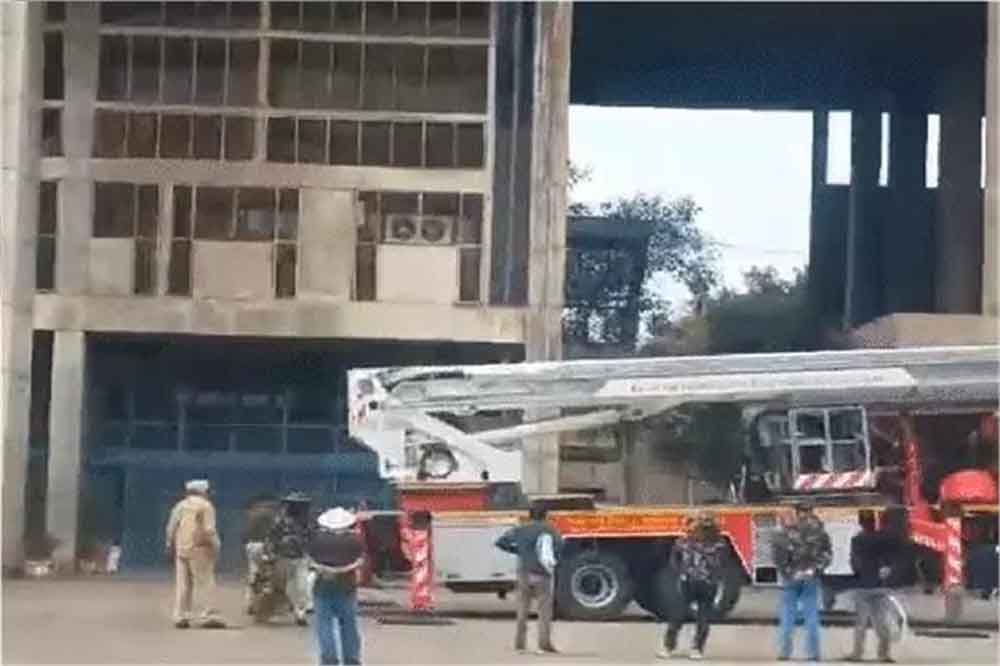 हरियाणा का सिविल सचिवालय कैंपस और बिल्डिंग अब मधुमक्खी फ्री जोन होगा, इलाका पूरा तरह किया गया सील 6 हरियाणा का सिविल सचिवालय कैंपस और बिल्डिंग अब मधुमक्खी फ्री