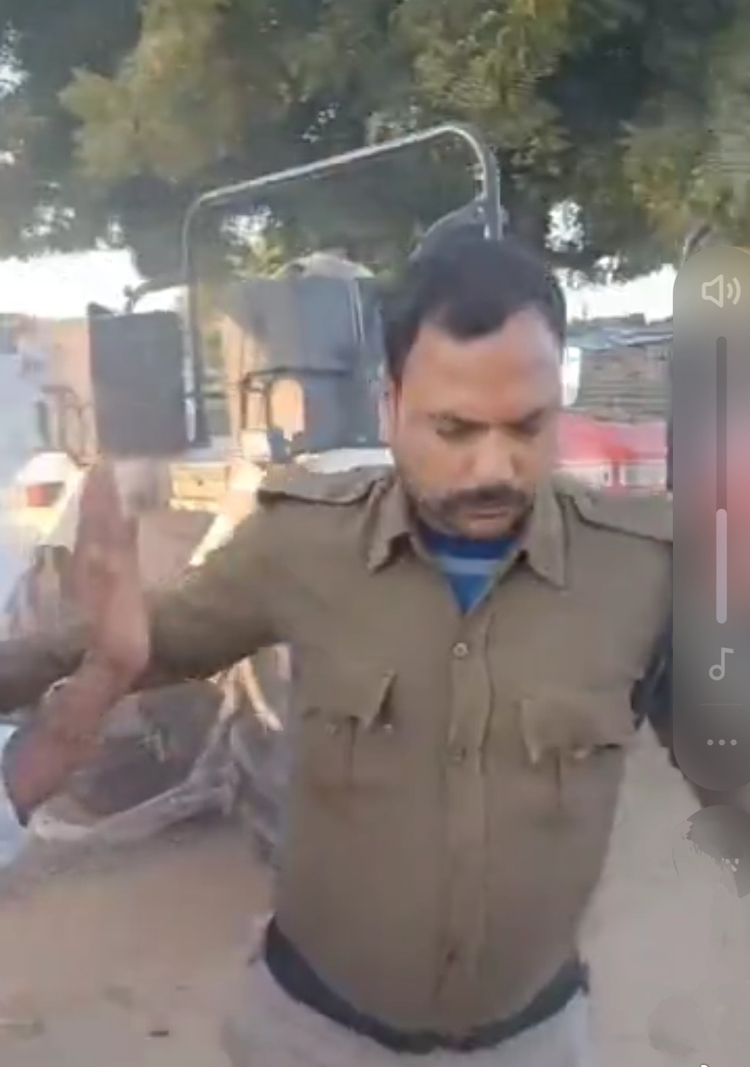 MP : ग्वालियर में खनन माफिया का SDM टीम पर हमला, गनमैन से धक्का-मुक्की, गिट्टी से भरी ट्रॉली ले भागे 6 Screenshot 20250214 151435.DainikBhaskar28129