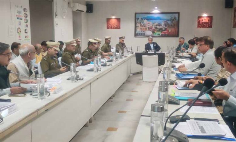 अधिकारी संवेदनशील होकर करें काम आमजन को दें राहत