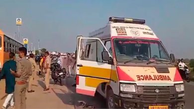 अयोध्या जा रही श्रद्धालुओं से भरी गाड़ी खड़ी बस से