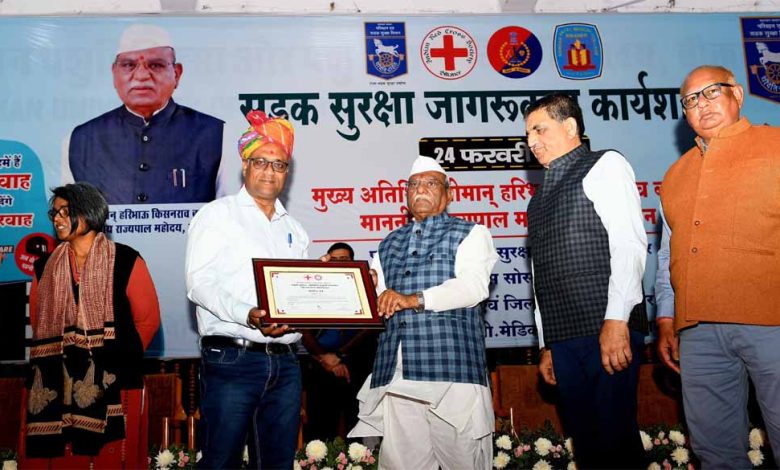 इंडियन रेडक्रॉस सोसायटी और पुलिस विभाग नने की सड़क सुरक्षा